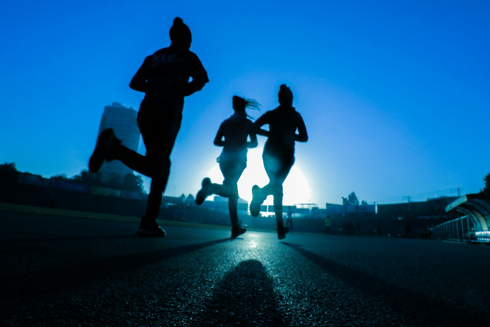 Silhuetas de corredores em prova noturna, como a Night Run de Babaçulândia