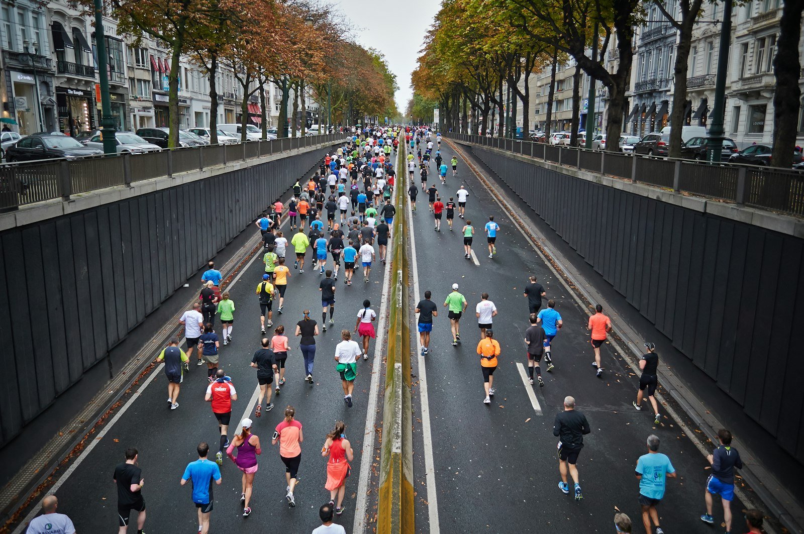 Corredores disputando corrida de rua em avenida, como será a Peara Run em Araguaína