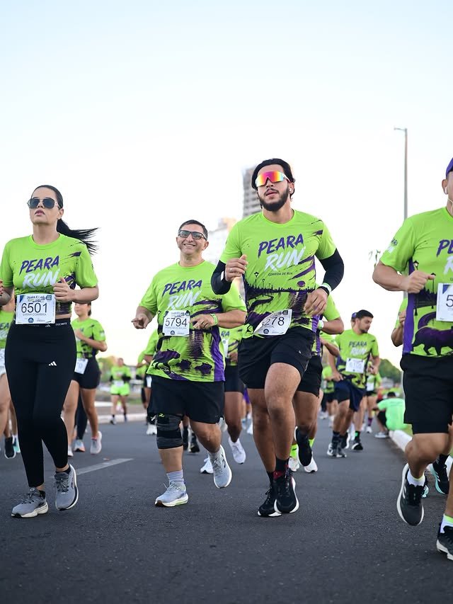 Corredores com a camiseta verde oficial da Peara Run durante a prova na Via Lago, em Araguaína