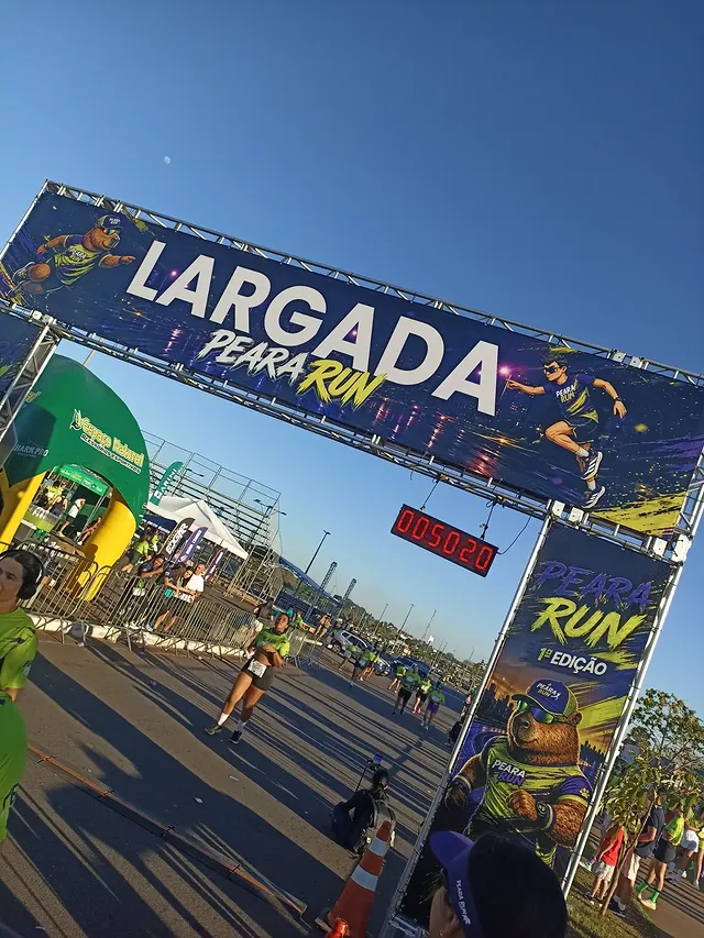 Pórtico de largada da Peara Run com cronômetro digital aceso, na estrutura da primeira edição em Araguaína